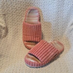 Muk Luks Plush Pink Slide Slippers with Ribbed Design